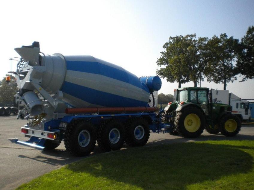 mixer_sur_remorque_avec_tracteur_agricole